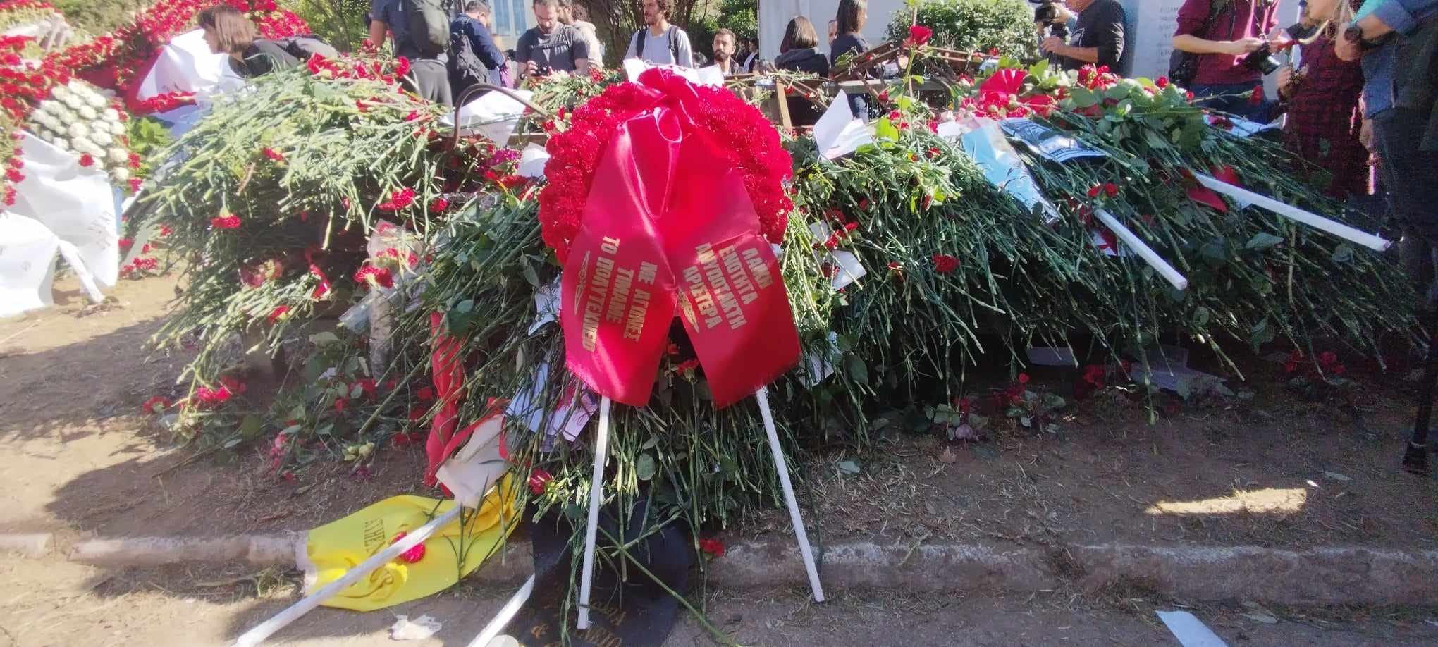 Η Λαϊκή Ενότητα – Ανυπότακτη Αριστερά κατέθεσε σήμερα στεφάνι στο Πολυτεχνείο, τιμώντας του αγωνιστές και αγωνίστριες της εξέγερσης του Νοέμβρη 1973. 3 4