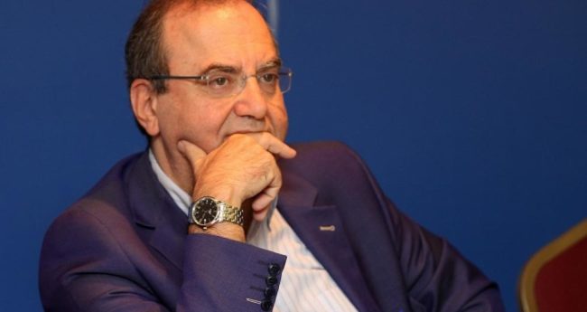Στρατούλης σκεπτόμενος